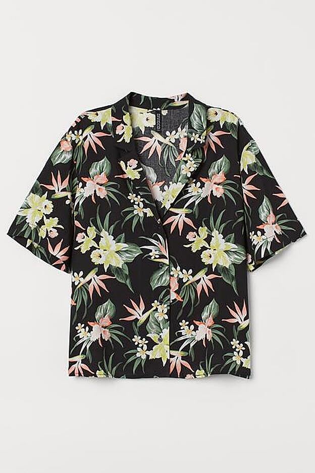 Esta es una de las camisas de estilo hawaiana que puedes encontrar en H&M (12,99 euros).