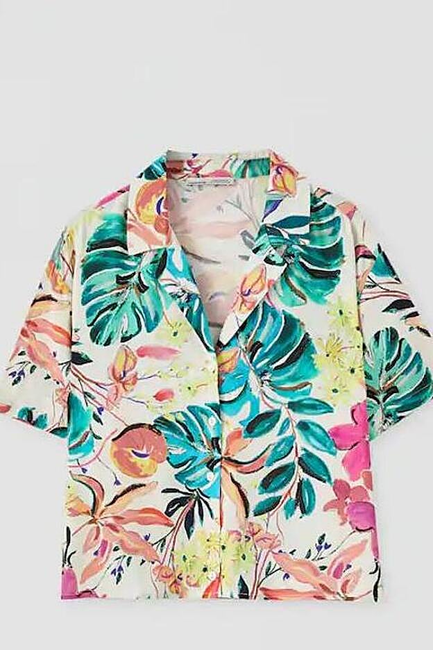 Camisa con estampado hawaiano de Pull&Bear (17,99 euros).