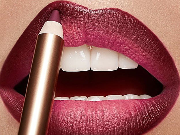 El perfilador te puede salvar la vida a la hora de oscurecer el exterior de los labios para lograr el efecto volumen que buscamos.