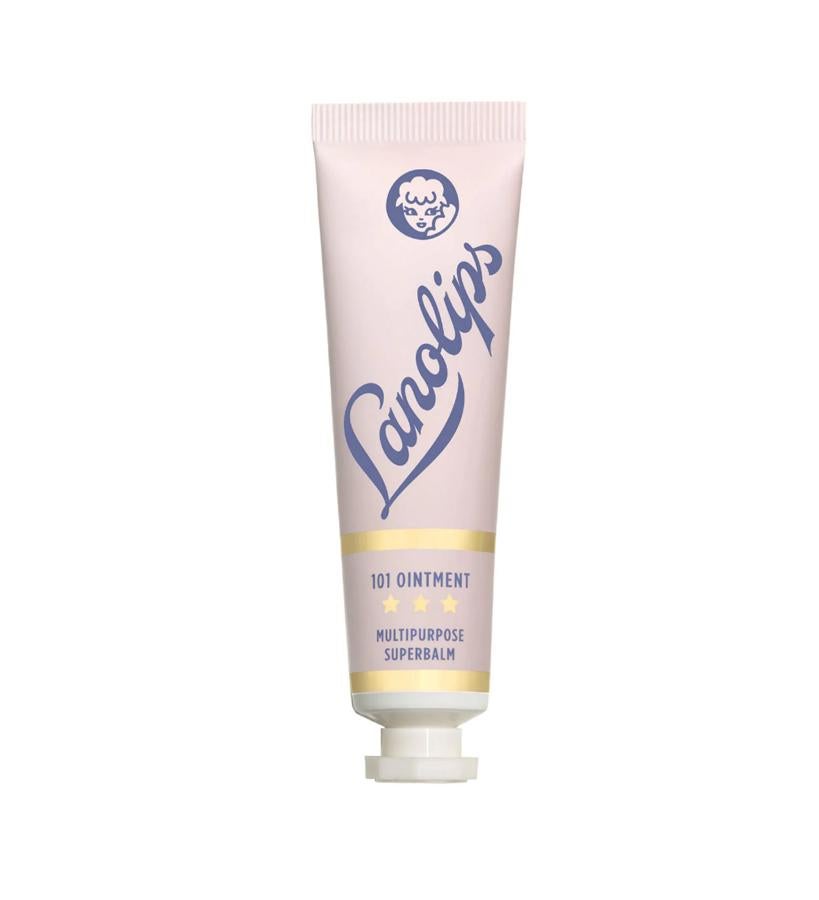 100% natural, este bálsamo no solo hidrata y nutre los labios, sino que también alivia cualquier otra parte del cuerpo que esté extremadamente seca o irritada. Su ingrediente principal es la lanolina pura y no está testado en animales.  101 Ointment Multibalm de Lanolips  (13,95 €).