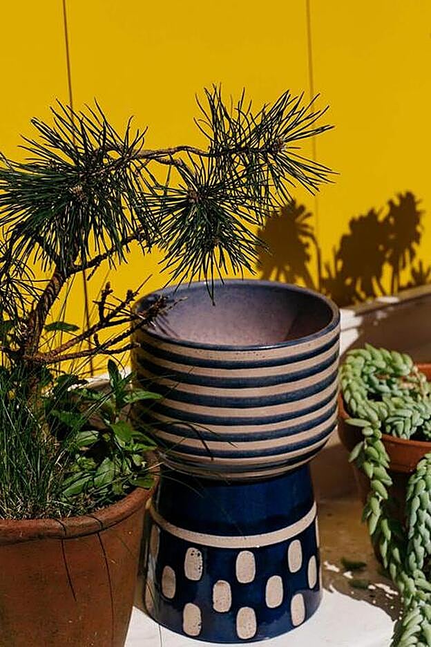 Jarrón azul con lunares, (12,99 euros).