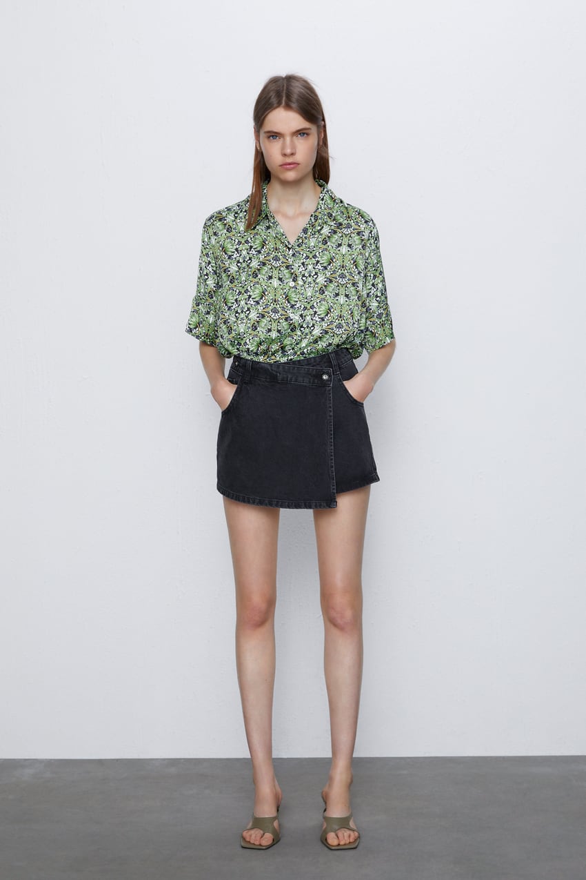 Falda pantalón denim en tono negro de Zara. (19,95 euros).