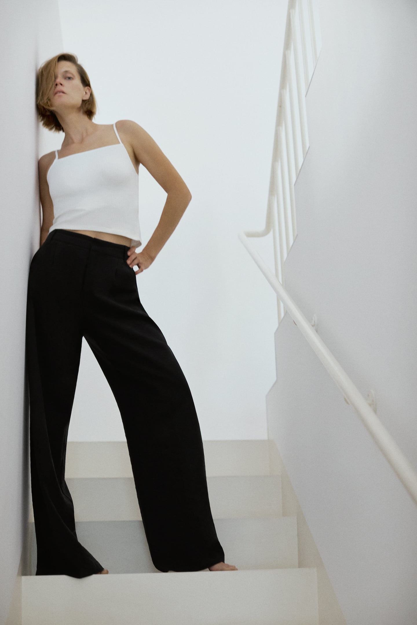 Top rib en color blanco con tirantes finos tipo lencero de Zara. Un básico imprescindible. (7,95 euros).