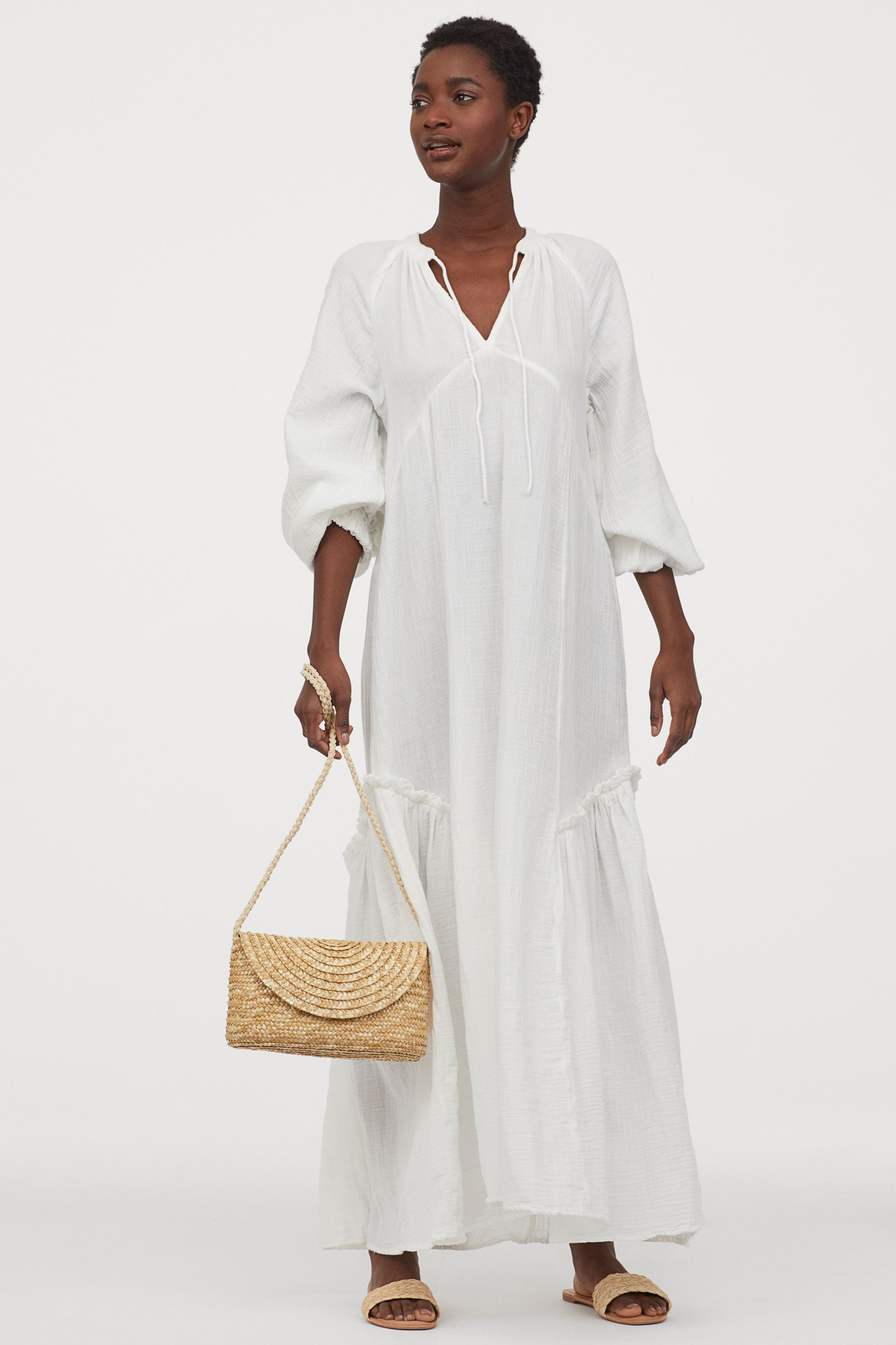 Vestido blanco de corte caftan de H&M. Para ir a la piscina, a la playa, a hacer la compra o a pasear. Cómodo, favorecedor y barato. (19,99 euros).
