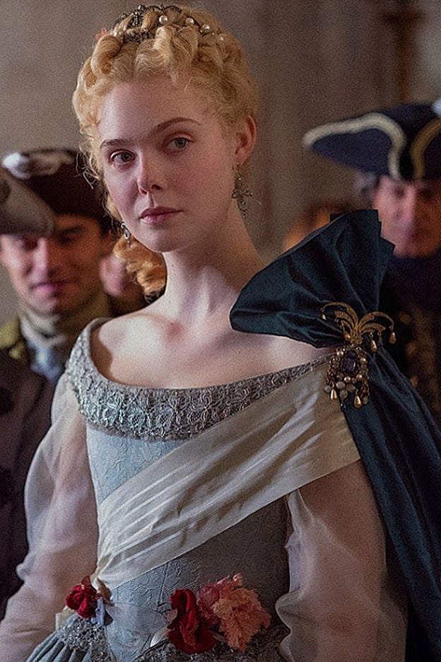 Elle Fanning en el papel de Catalina de Rusia, con los colores azul y blanco imperiales.