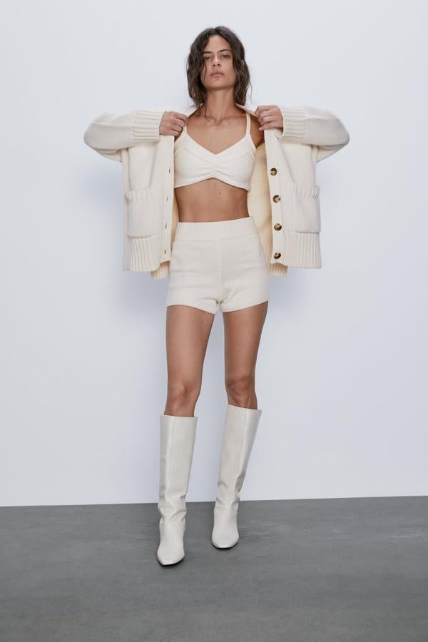 Conjunto en color crudo con chaqueta larga con bolsillos (39,95 euros) y top (12,95 euros).