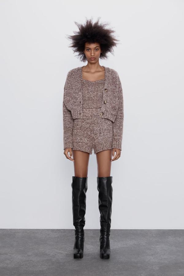 Conjunto jaspeado con chaqueta larga corta (25,95 euros) y top (15,95 euros).