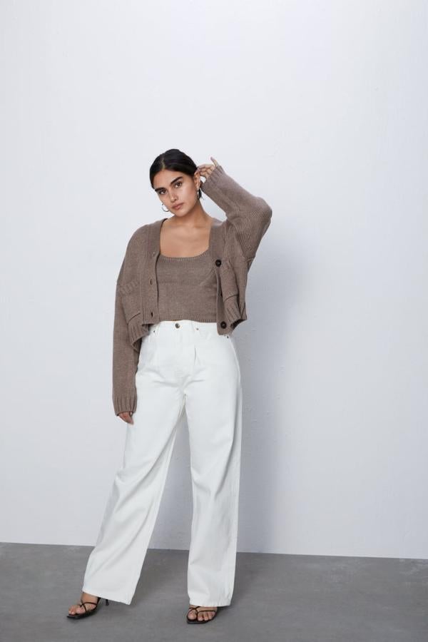 Conjunto en color marrón con chaqueta corta con bolsillos (29,95 euros) y top (15,95 euros).