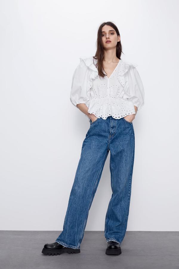 Blusa blanca con goma en la cintura, mangas de vuelo y volantes con detalle de calados, de los Special Prices de Zara (12,99 euros).