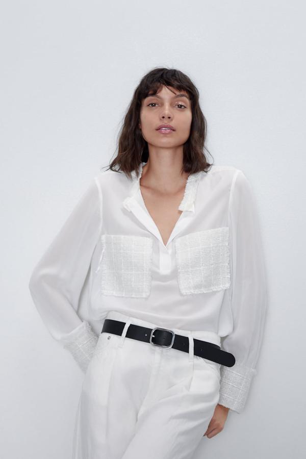 Blusa transparente, con detalles de tweed tanto en el cuello como en los bolsillos delanteros, de los Special Prices de Zara (15,99 euros).