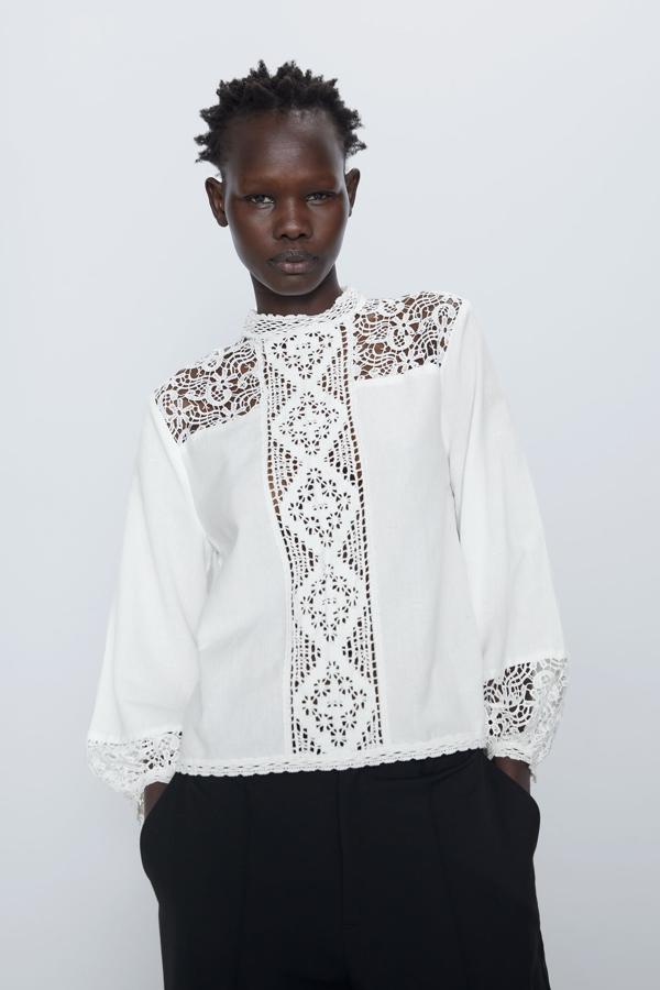 Blusa de lino con detalles de ganchillo, de los Special Prices de Zara (12,99 euros).