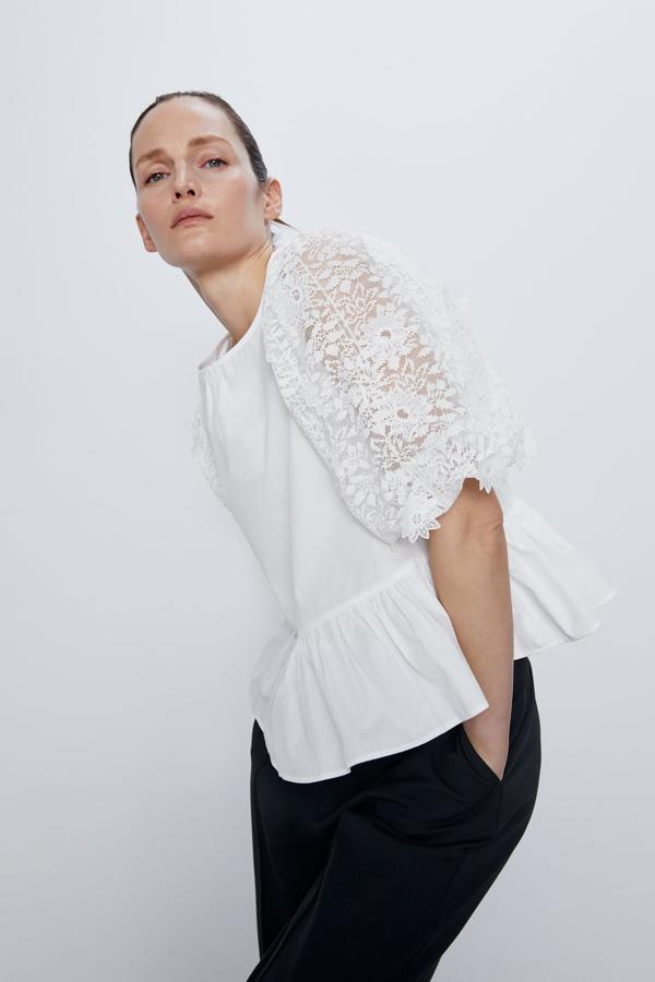 Blusa de corte peplum con las mangas con volumen bordadas, de los Special Prices de Zara (12,99 euros).