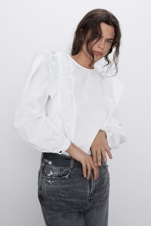 Blusa de popelín con volantes, de los Special Prices de Zara (12,99 euros).