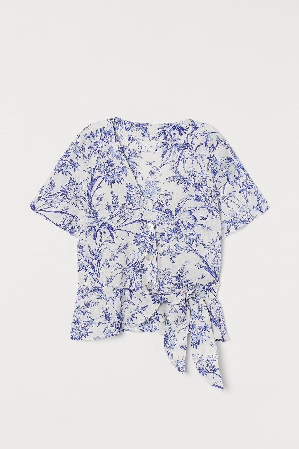 Blusa cruzada con escote a pico y estampado de flores en tonos azules de H&M. (19,99 euros). ¡Ultra favorecedora!