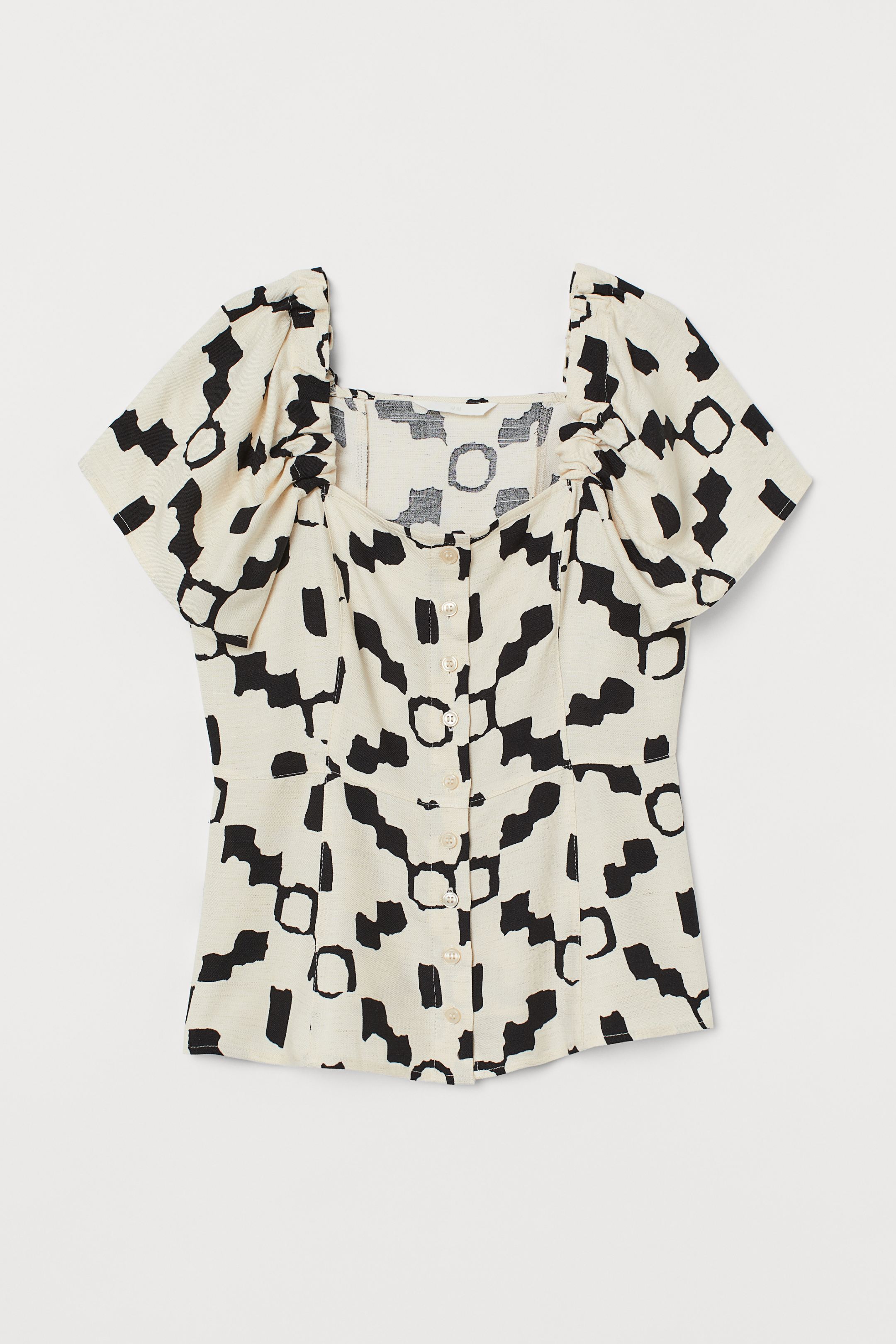 Blusa estampada con mangas puffy y escote cuadrado. Una opción elegante y sofisticada con la que conseguir un look de verano perfecto para volver a la oficina con mucho estilo. (19,99 euros).