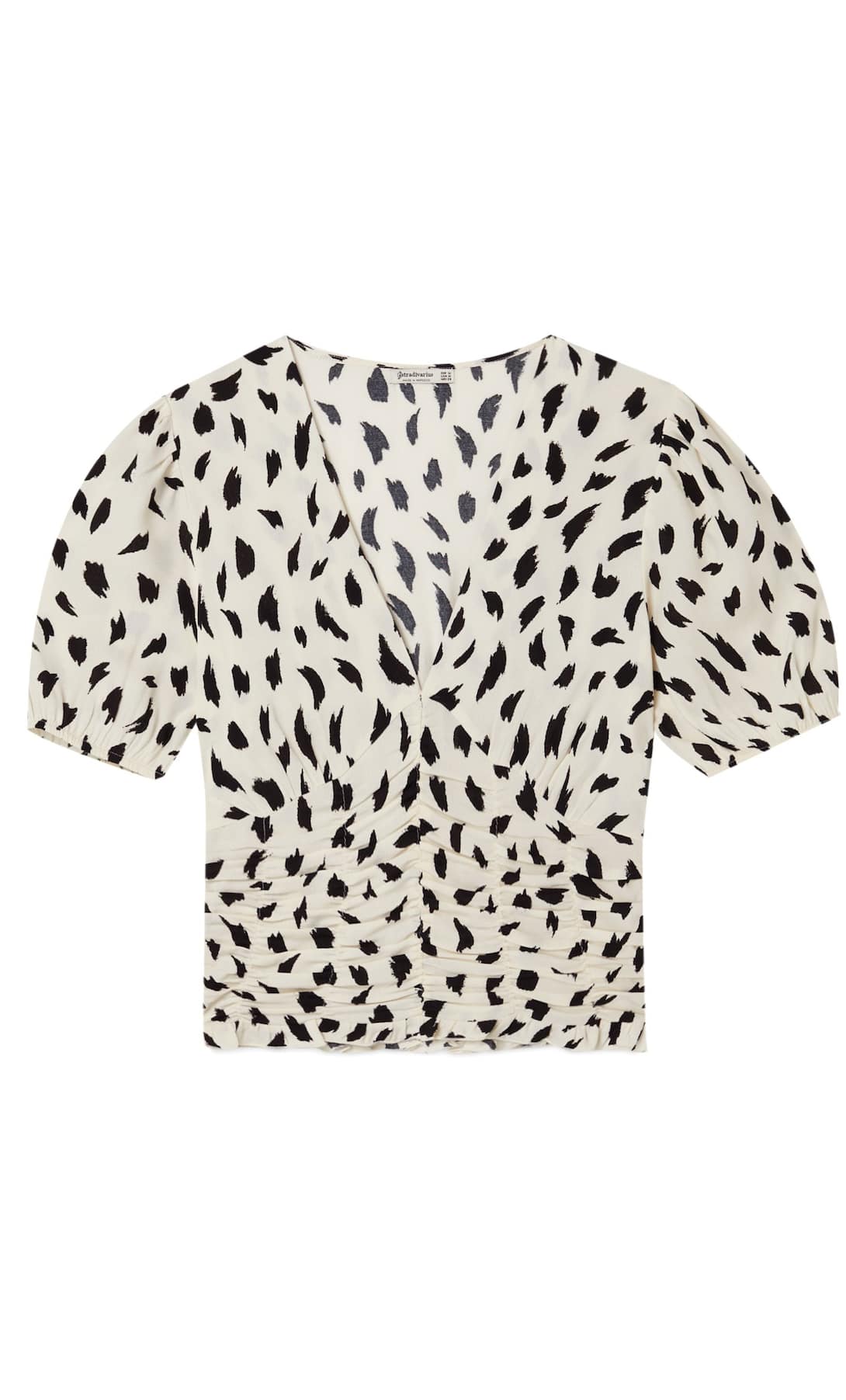 La nueva colección de Stradivarius tiene uno de los estampados más bonitos y elegantes del verano en esta blusa fruncida con escote a pico. (15,99 euros).