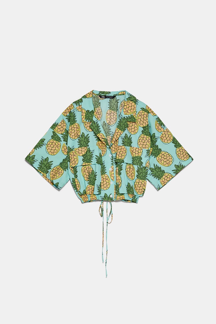 No hay una blusa estampada más veraniega que esta con print tropical de piñas de la nueva colección de Zara. (22,95 euros).