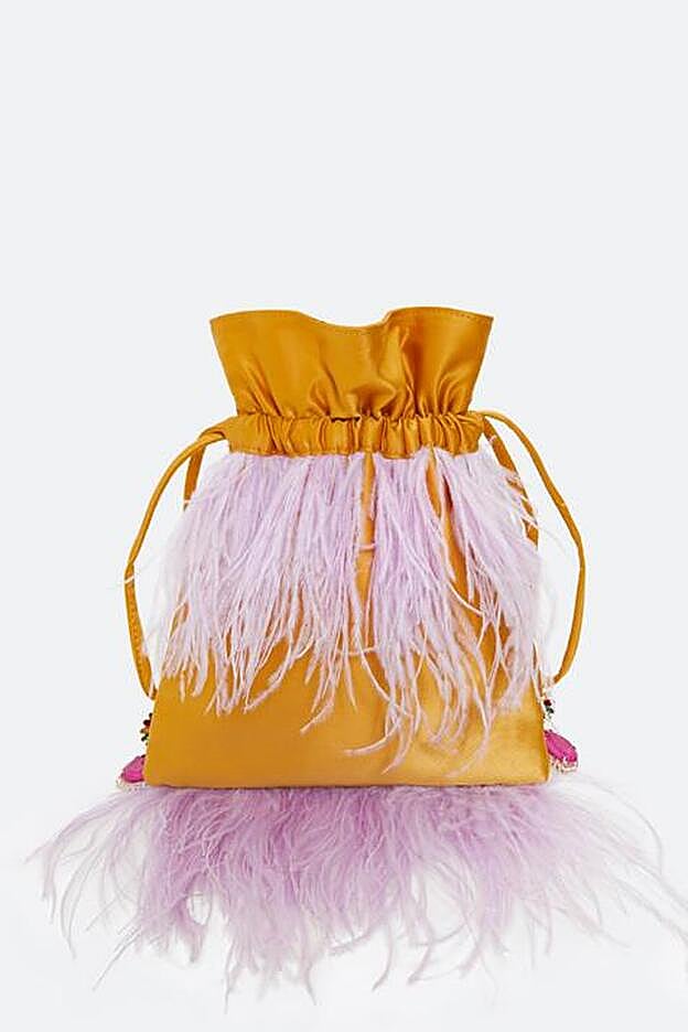 Bolso saco de raso y plumas, de Uterqüe.