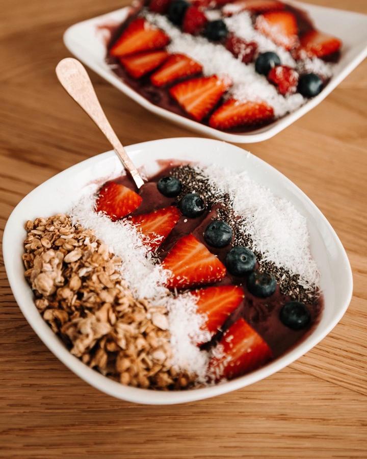 La influencer es una enamorada del açaí y lo demuestra en su cuenta de Instagram casi todo los días. Sus toppings favoritos son la fruta, la granola y los frutos secos. Seguro que copiamos la idea en menos de lo canta un gallo.
