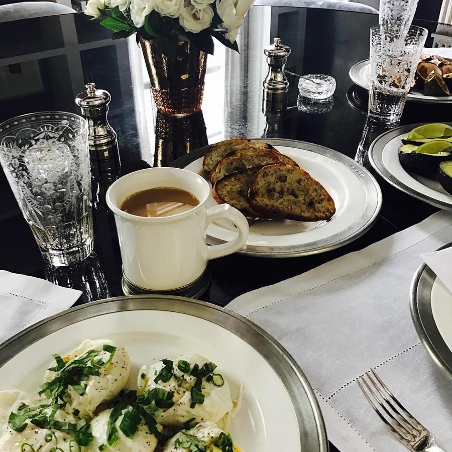 La actriz nos mostraba cómo es para ella un desayuno perfecto y tardío: pan integral hecho en casa, huevos poche con cebollino, un café y algo de aguacate (que si pones atención podrás ver al fondo).