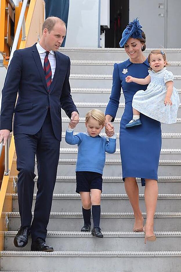 Más difícil todavía: bajar del avión llevando de la mano a un niño y en brazos a otro.