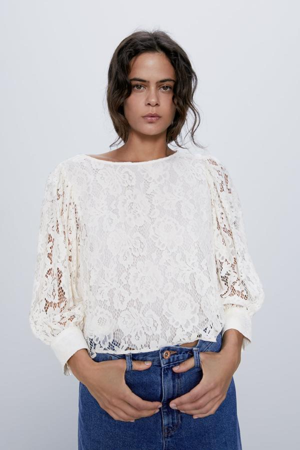 Blusa de encaje blanco, de los Special Prices de Zara (12,99 euros).