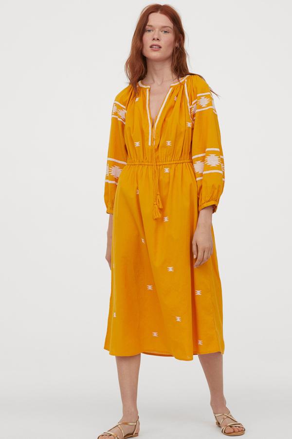 Vestido de algodón amarillo y bordados, de la colección de verano de H&M (49,99 euros).
