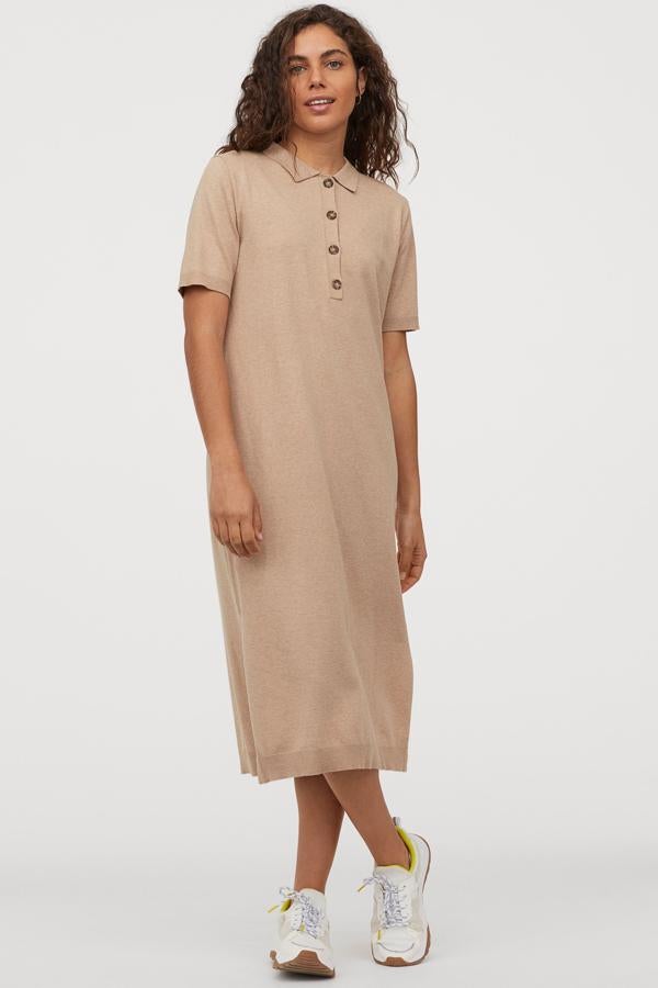 Vestido de punto con cuello polo, de la colección de verano de H&M (24,99 euros).