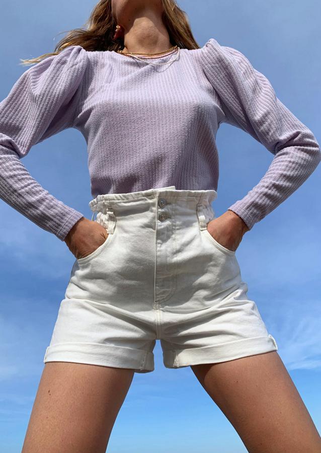 En denim blanco, con tiro alto y cintura elástica, esta propuesta de Mango viene con los bajos vueltos. Cuesta 25,99 euros y está disponible entre las tallas XS y L.