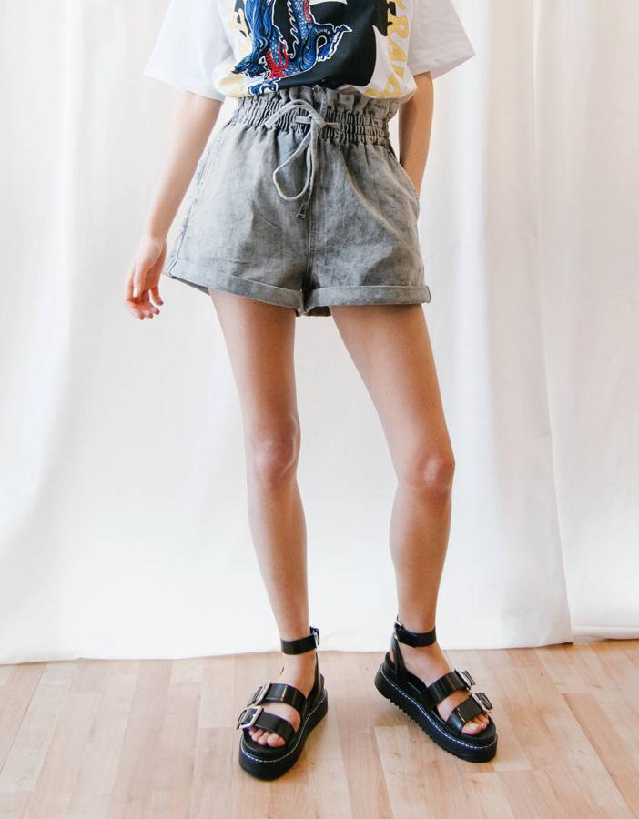 Otra propuesta denim de Bershka es este short en color gris desgastado con cintura elástica acabada en cordón a tono. Cu