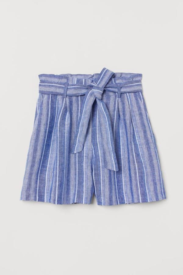 Hay pocas propuestas más veraniegas que estos shorts de H&M en tejido vaporoso con estampado de rayas en color azul. Cuesta 19,99 euros y está disponible entre las tallas 32 y 50.