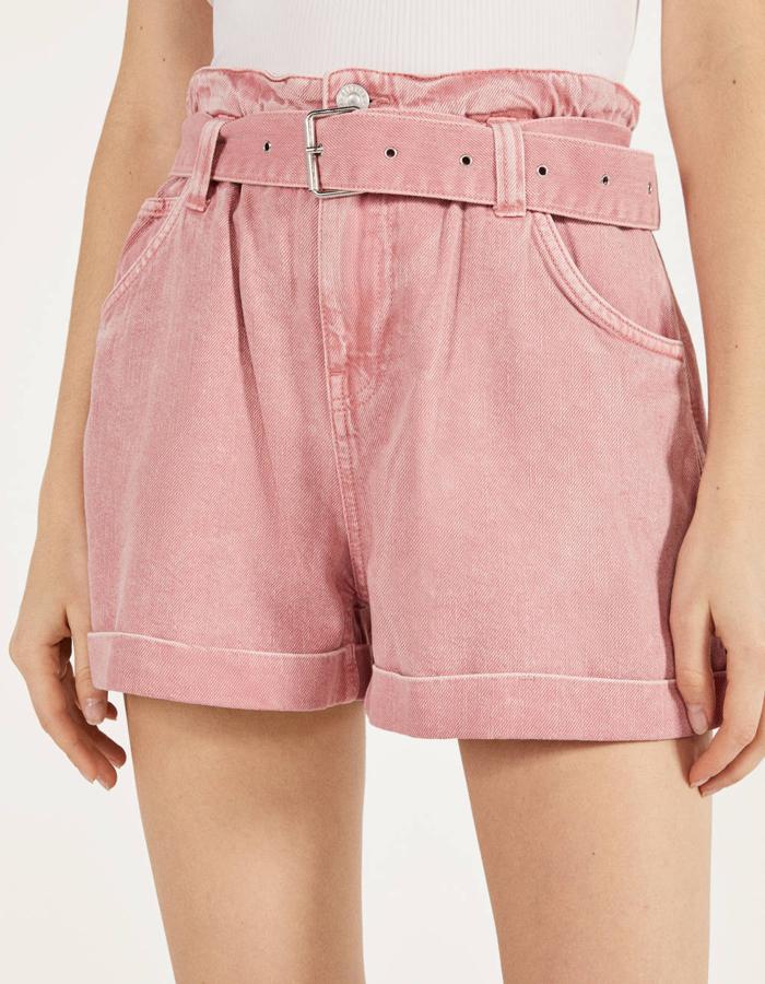 Otro de nuestros favoritos es este short de Bershka en tejido denim en color rosa. Viene con cinturón ancho a tono y cuesta 19,99 euros. Está disponible entre las tallas 32 y 40.