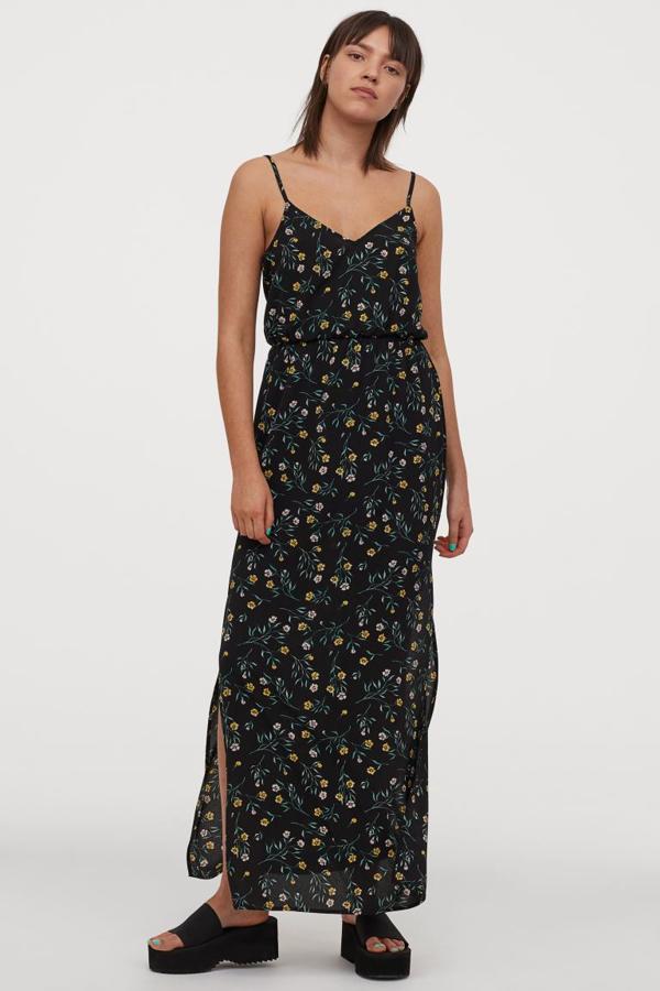 El estampado de flores es un básico de verano, y en este vestido llega sobre fondo negro con flores amarillas y verdes. Es de H&M está confeccionado en crepé de poliéster parcialmente reciclado y viene con elástico fruncido en la cintura. Cuesta 19,99 euros y está disponible entre las tallas 32 y 50.