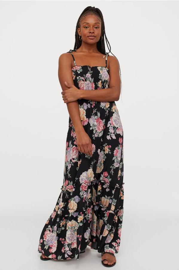 Otra de las propuestas florales que más nos han gustado es este vestido largo de viscosa con tirantes finos y cuerpo fruncido con ribete de volantes en la parte superior. En el bajo tiene costuras con volante, es de H&M y cuesta 29,99 euros. Está disponible entre las tallas XXS y S únicamente.