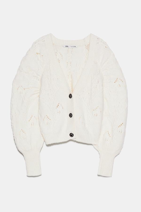 Una cárdigan en un color neutro o pastel. Esta es de Zara y tiene los botones joya (29,95 euros).
