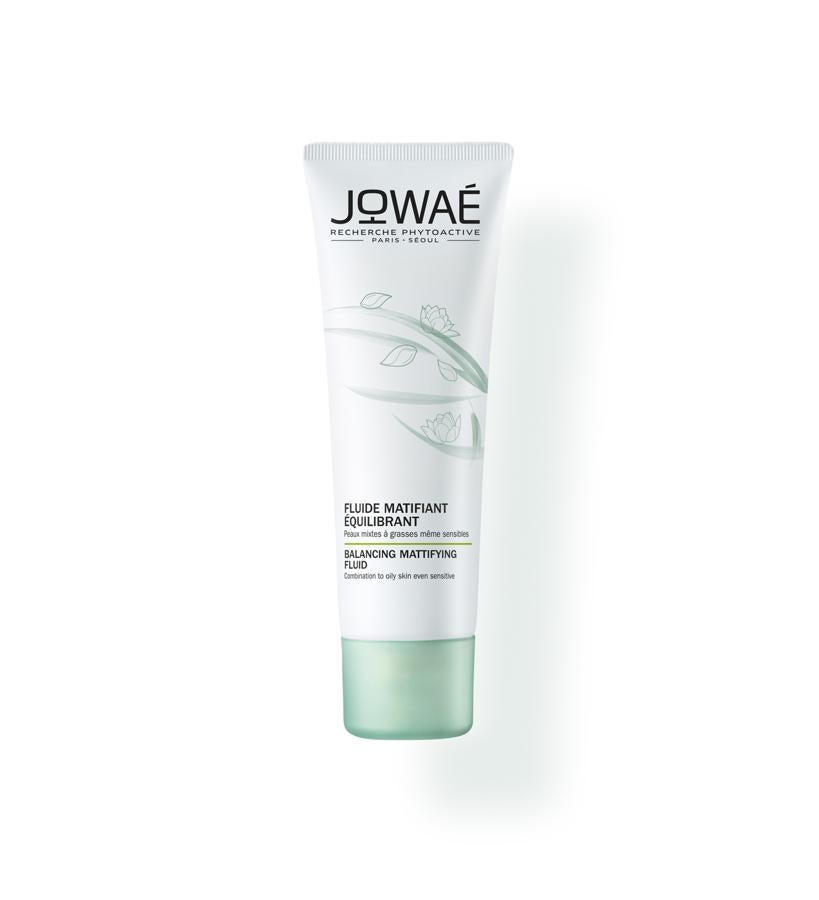 Su fórmula incorpora lumifenoles antioxidantes para reequilibrar las pieles mixtas a grasas frente, extracto de loto sagrado purificante y calmante, este fluido ligero zinc PCA regulador de sebo y un extracto de hoja de menta que activa los sistemas antibacterianos internos.  Fluido Matificante Equilibrante de Jowaé  (13 €).