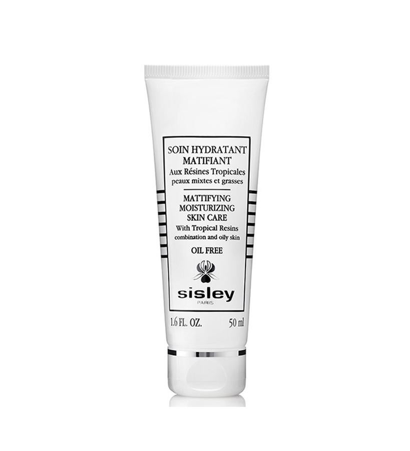 Combina un acción hidratante y confortable (extracto de malvavisco), con otra matificante (polvo de bambú y extracto de té de Java) y una última purificante y astringente, para una piel más sana y más limpia (extracto de benjuí, bardana y hojas de alquimilla). La piel está suave y luminosa y las zonas con brillos se reducen visiblemente.  Soin Hydratant Matifiant de Sisley  (105,50 €).