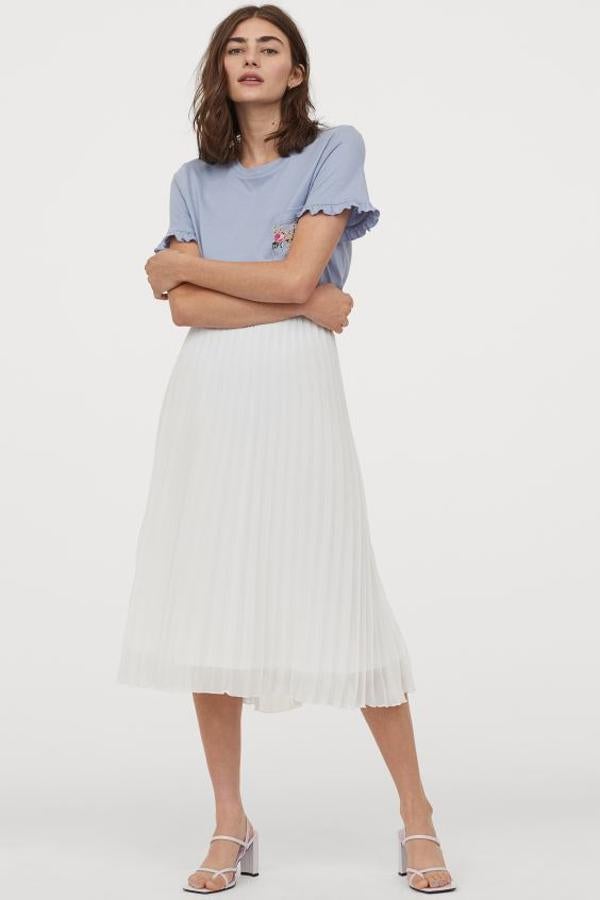 El diseño plisado no podía faltar en esta selección y lo pone H&M con esta falda plisada midi en tejido vaporoso. Cuesta 24,99 euros y está disponible entre las tallas XS y XL.