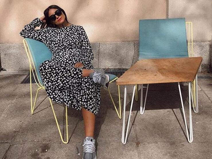 Fotos: 10 vestidos midi perfectos para llevar con zapatillas blancas