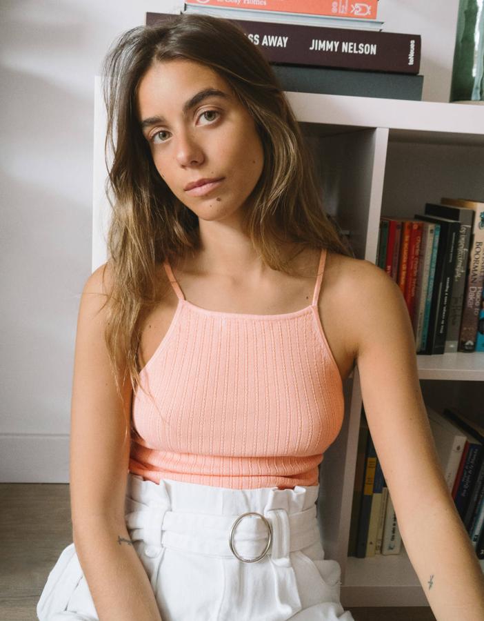 Este bonito top en color salmón pertenece al catálogo de Bershka y también está disponible en color blanco. Con tirantes finos y confeccionado con materiales sostenibles, cuesta 12,99 euros y está disponible entre las tallas XS y L.