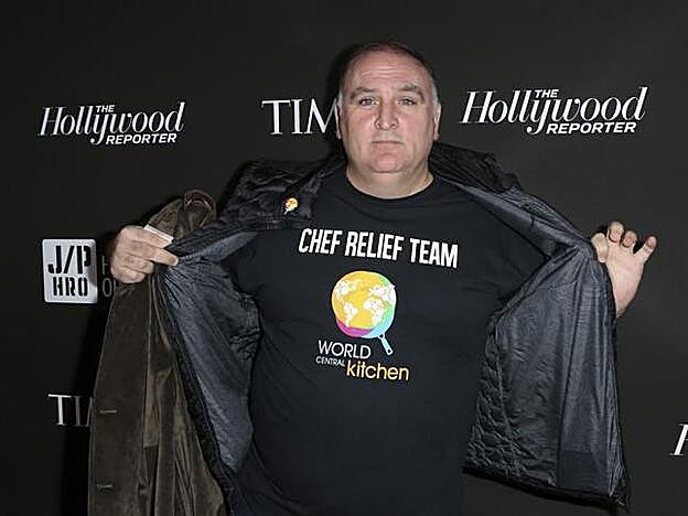 El chef José Andrés con una camiseta de su ONG