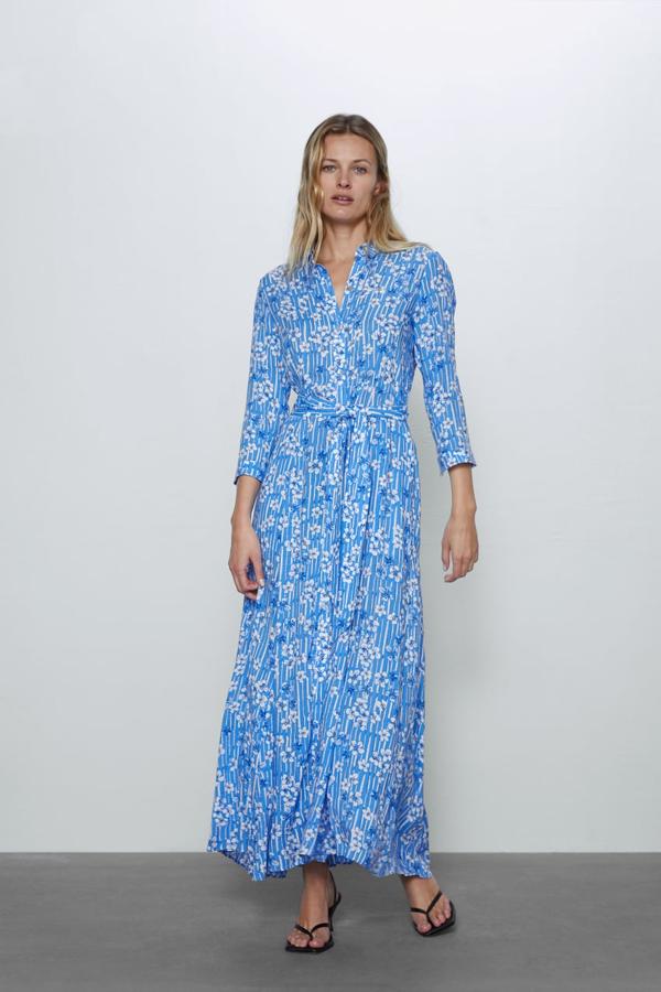 Vestido midi camisero en azul con flores, de Zara (39,95 euros).
