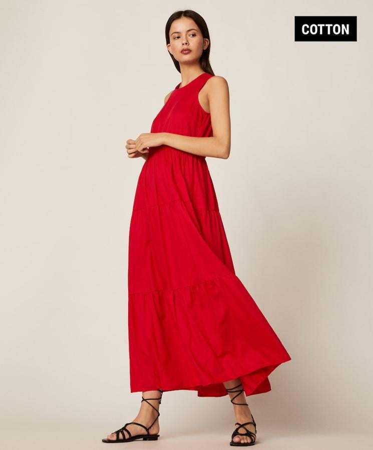 VEstido rojo de algodón con cuello halter, de Oysho (35,99 euros).