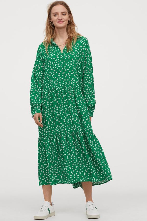 Vestido midi con estampado de flores en color verde, de H&M (19,99 euros).
