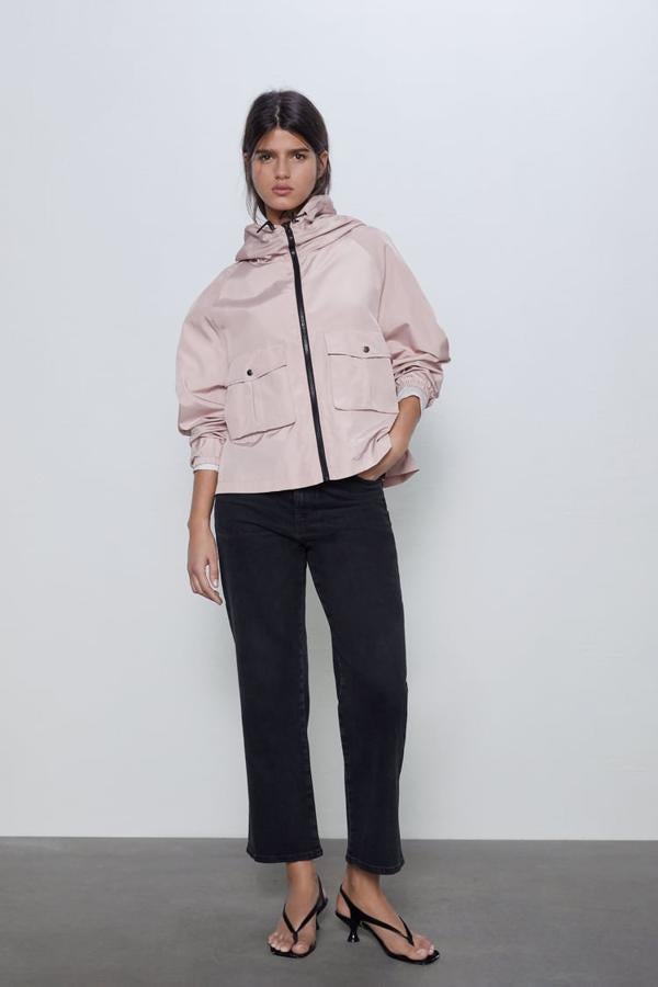 Chaqueta en rosa empolvado repelente de agua, de Zara, (14,99 euros).