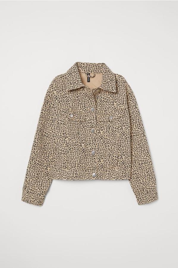 Chaqueta vaquera de leopardo, de H&M, (29,99 euros).