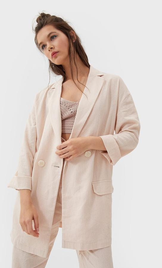 Americana de linio en color crudo, de Stradivarius, (35,99 euros).