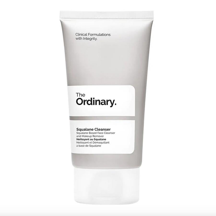 Este limpiador suave de The Ordinary pasa de bálsamo a aceite tras calentarlo en nuestras manos unos segundos y su emulsión de sucroésteres permite capturar y eliminar las impurezas y el maquillaje durante el aclarado con agua. En Sephora  cuesta 6,95 euros .