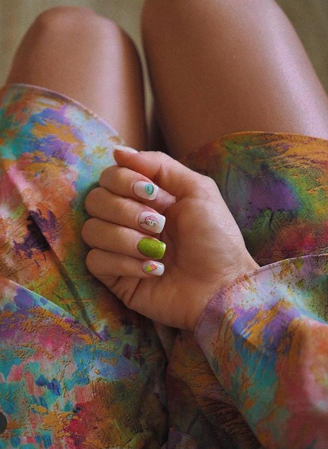 María Fernández-Rubíes con un diseño original con diferentes motivos y colores.