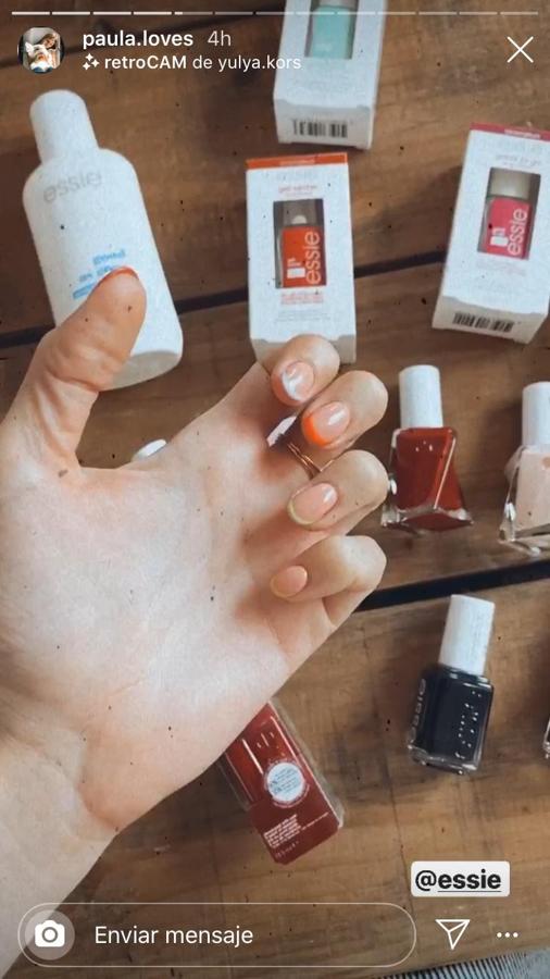 Paula Moya con una manicura francesa de colores.